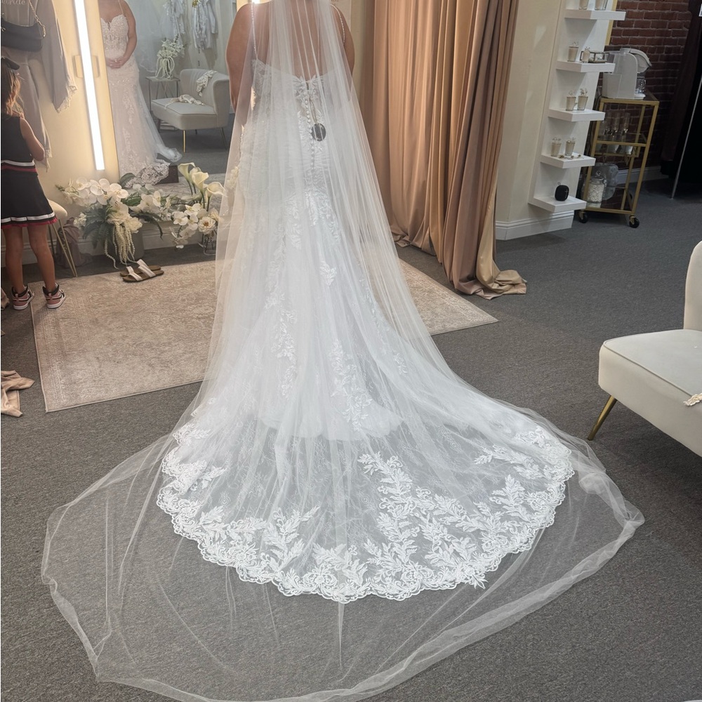 Elegant White Lace Wedding Dress with Train